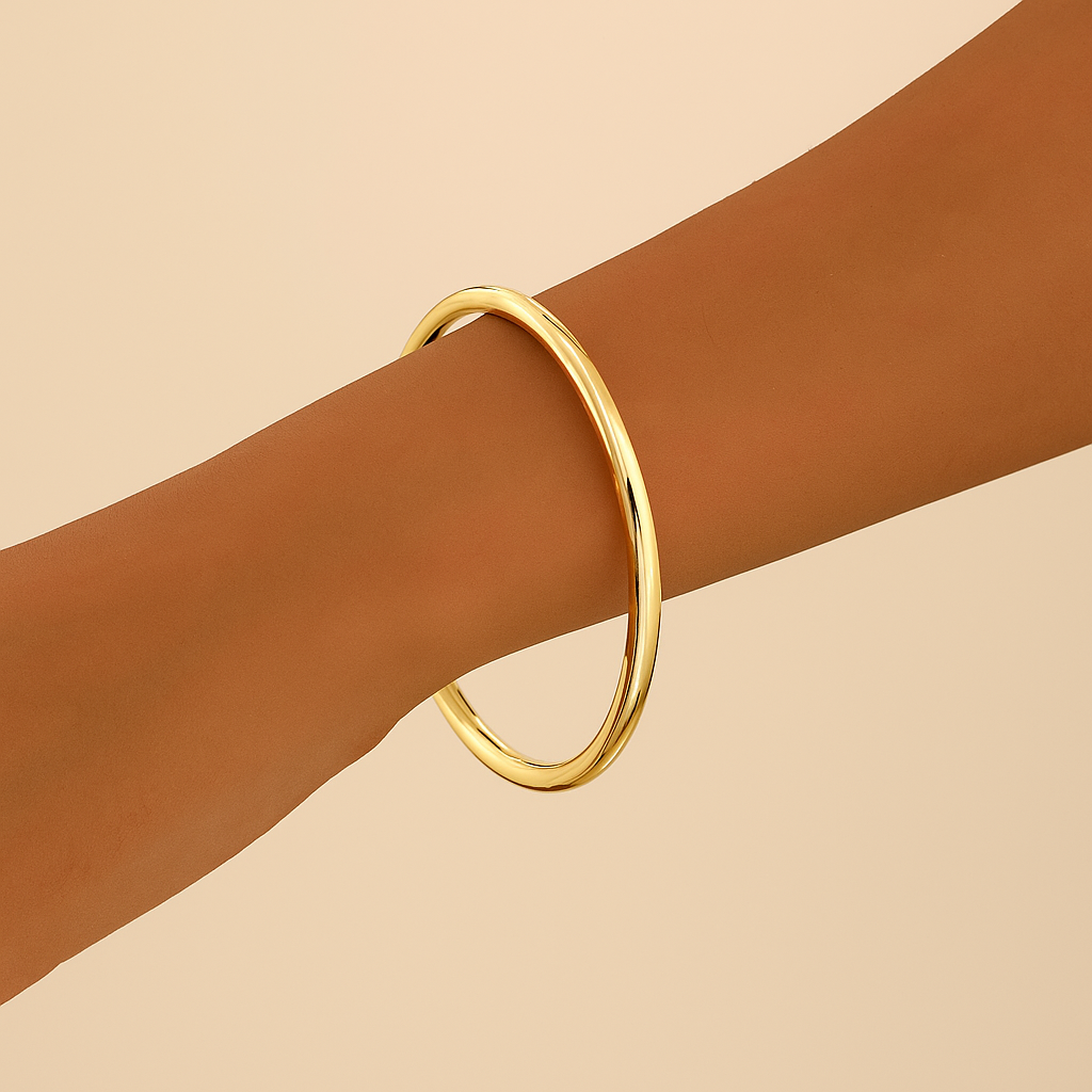 Eleganter gold Armreif mit dünnem Rohr