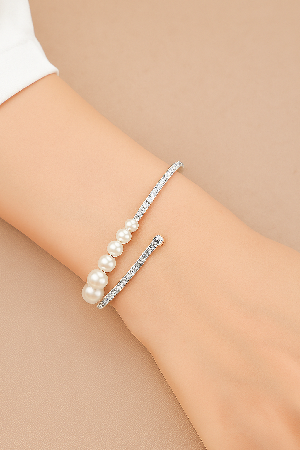 Elegantes Strass-Armband mit Perlen-Akzenten
