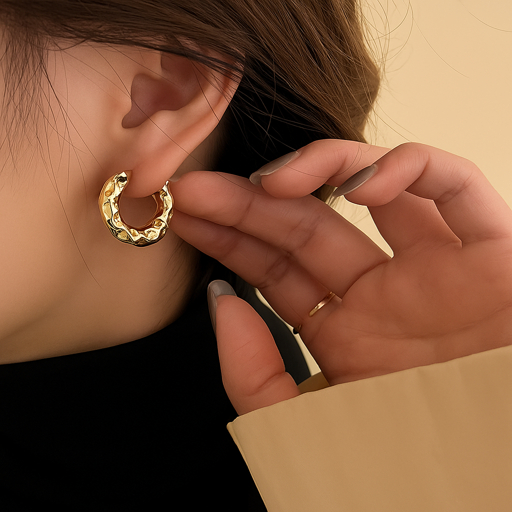 Elegante plissierte Mini-Reifenohrringe aus Kupfer