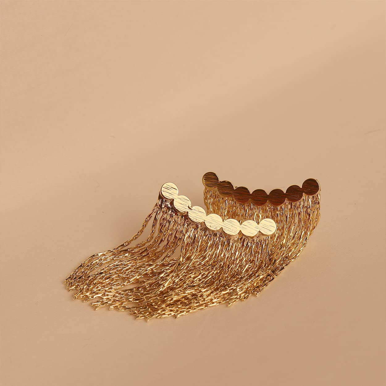 Lange Ohrringe mit geschwungenem Stab und Quaste