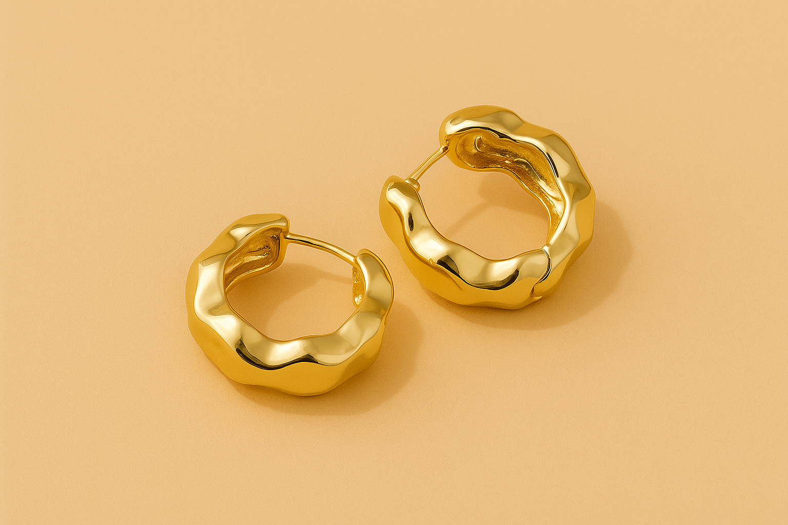 Elegante plissierte Mini-Reifenohrringe aus Kupfer