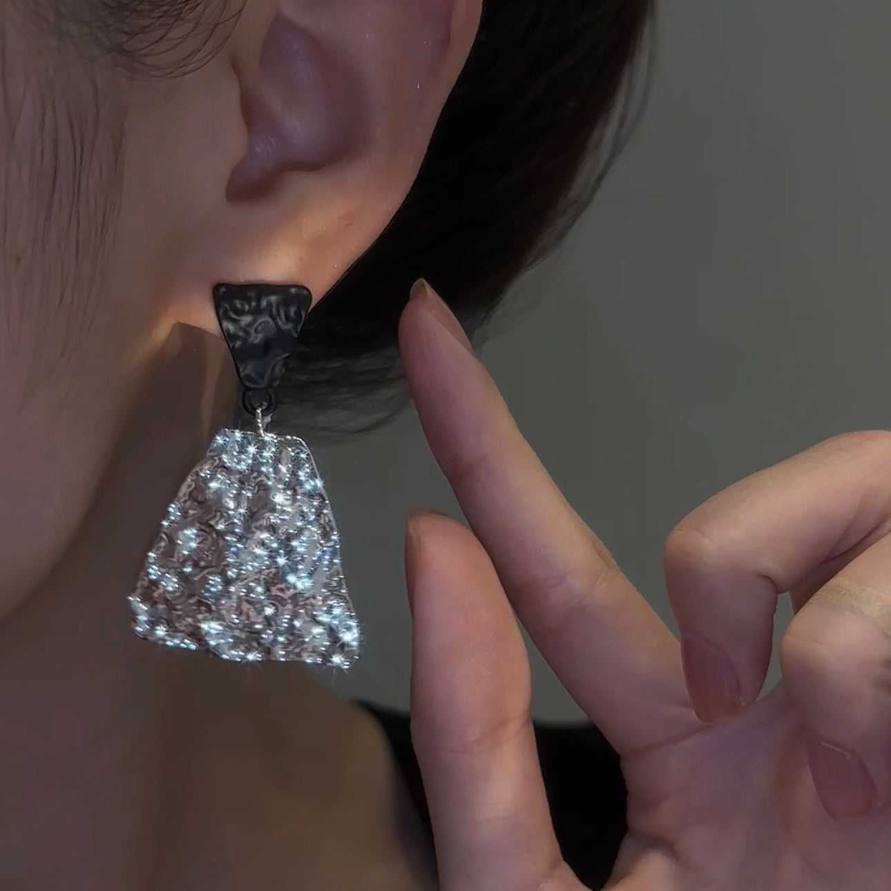 Schwarze und weiße Colorblock-Ohrringe