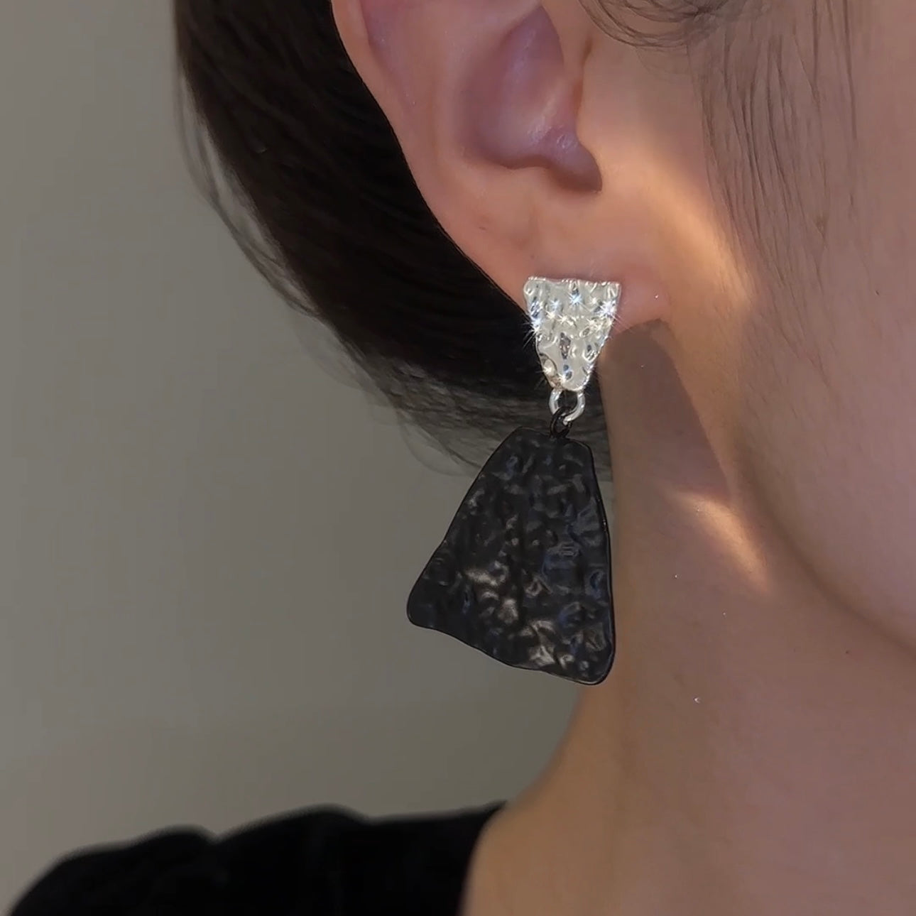 Schwarze und weiße Colorblock-Ohrringe