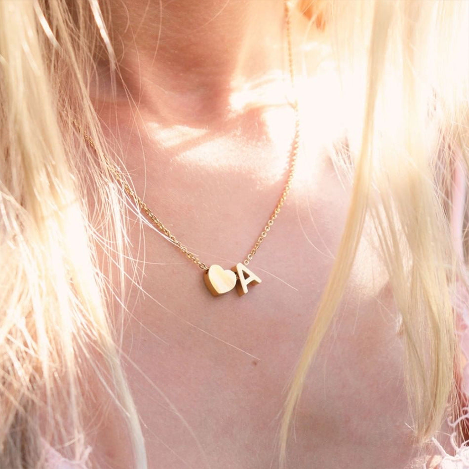 Ria Initial Letter Gold Halskette