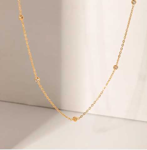 Raffinierte Halskette - Detail aus Goldperlen