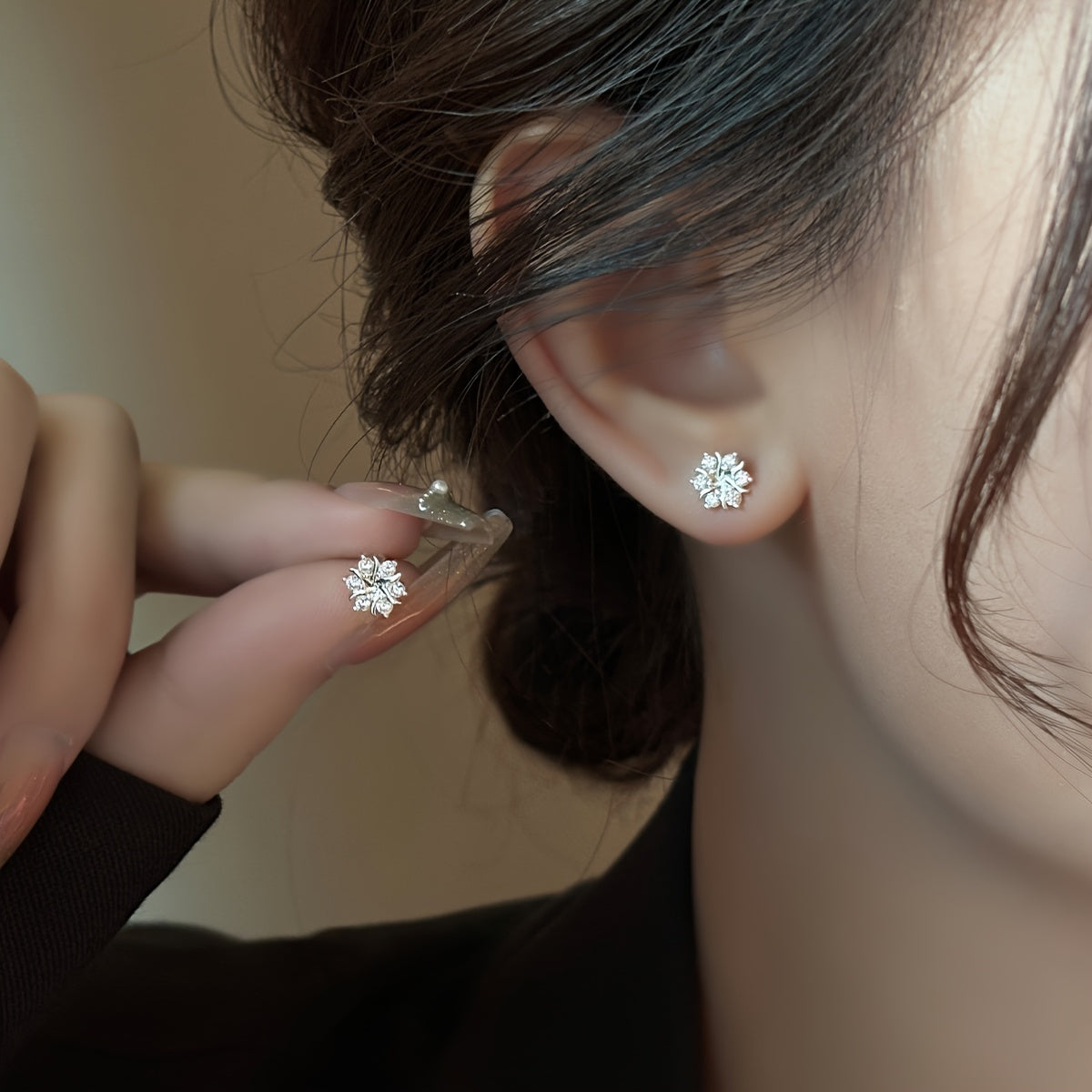 Elegante versilberte Schneeflocken-Ohrringe