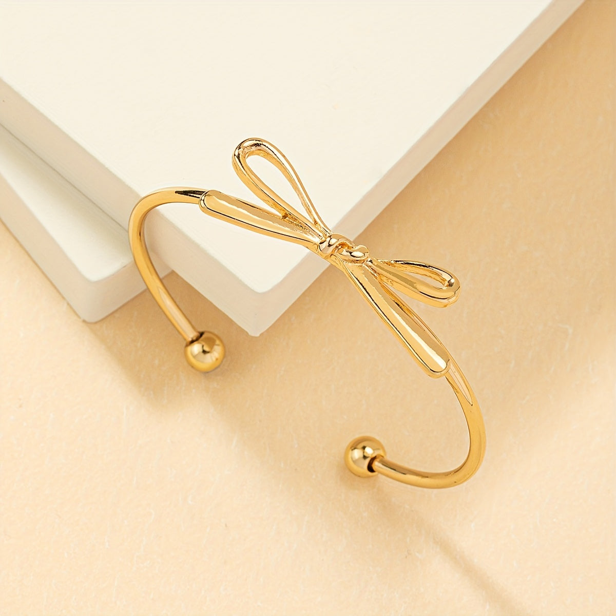 Offener Armreif im Vintage-Stil mit einfacher Schleife