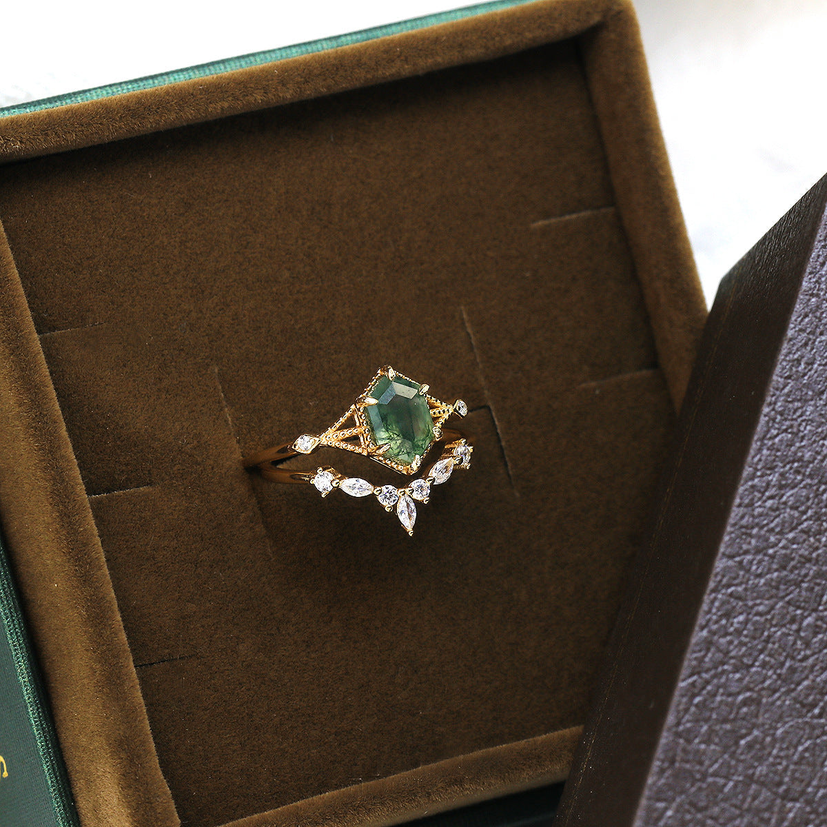 Eleganter Ring mit natürlichem grünem Moosachat